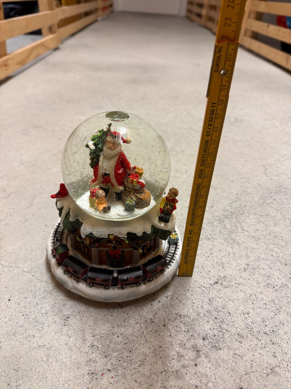 Tutte le decorazioni: Winter-Schneekugel mit Musikdose – Difettoso da Ennetbürgen venduto da sto_2rrg 1