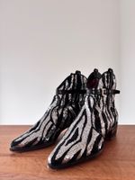 Aussergewöhnliche Stiefeletten mit glamourösem Zebramuster