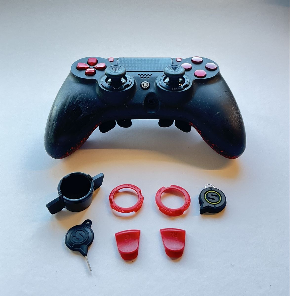 Controller: SCUF Impact PS4 Controller Schwarz/Rot mit Zubehör – Usato da Beinwil am See venduto da Tobi-Wied