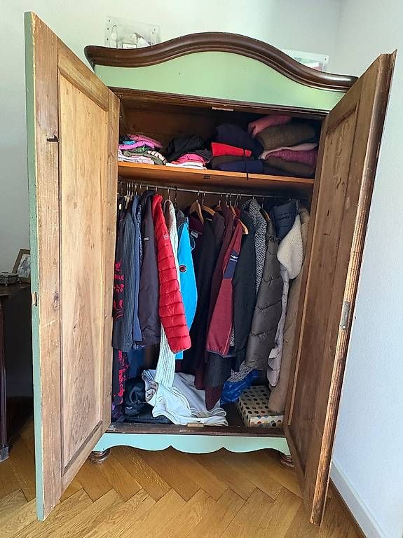 Armadi: Antiker Kleiderschrank – Usato da Basel venduto da giraffe028 1
