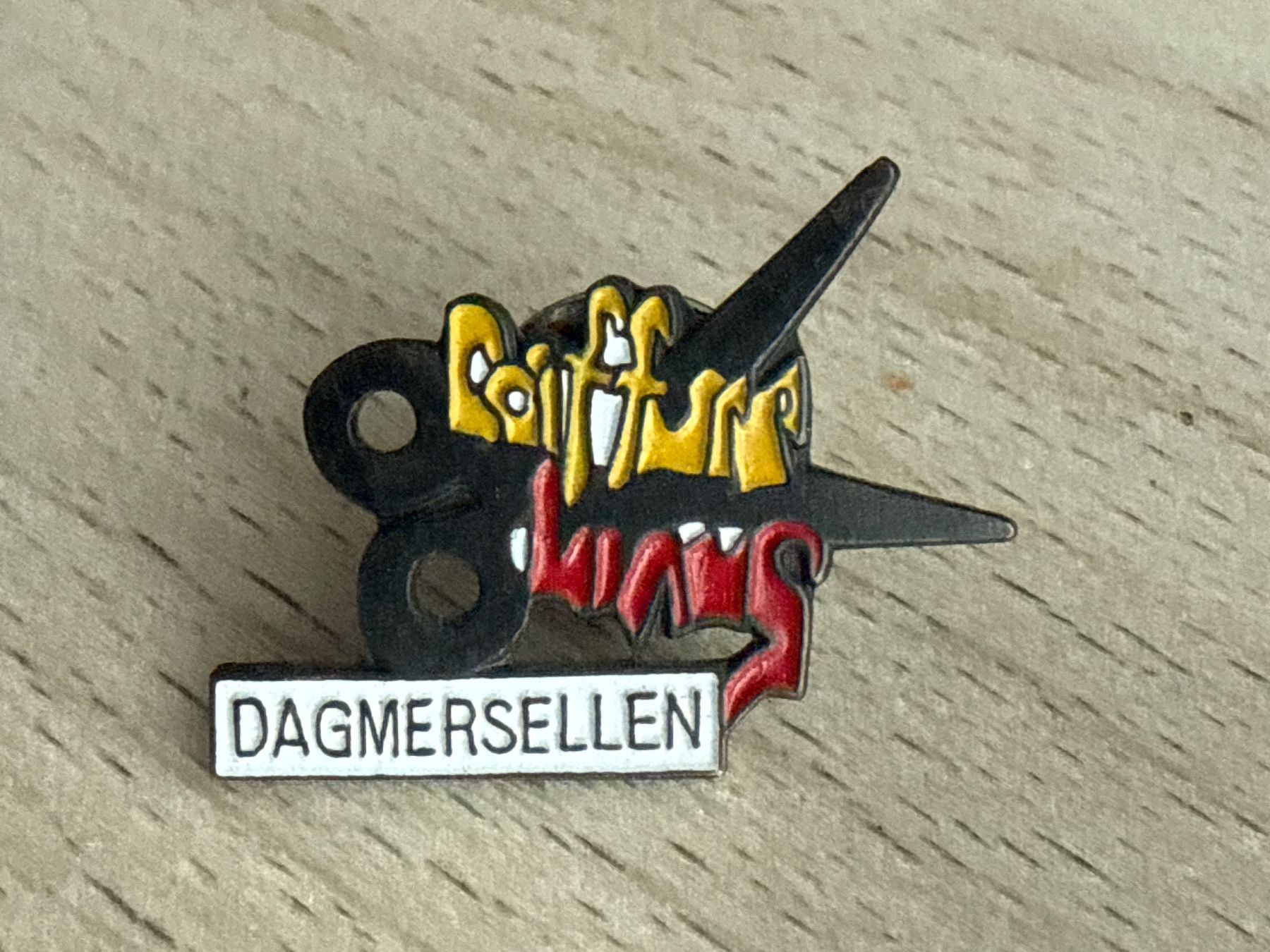 Placchette & Badge: Pin Coiffure Dagmersellen – Usato da Glattbrugg venduto da Schweigmatt