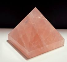 Rosenquarz Pyramide 493g