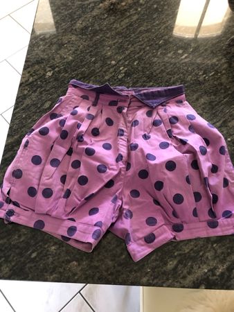 Sommerliche, gepunktete Shorts von Elkone, Grösse 34.