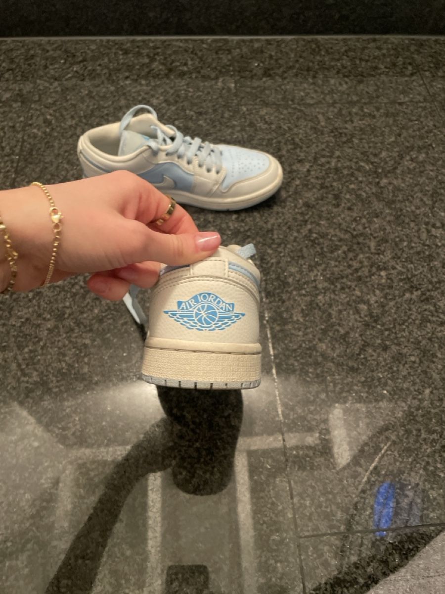 Nike Scarpe da donna: Nike Air Jordan 1 Low, hellblau/weiss – Usato da Steinach venduto da ariana.xe 2
