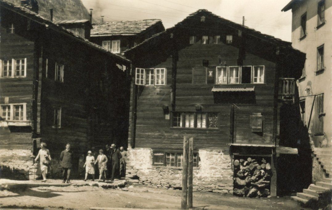 Cartoline postali: Zermatt   VS  -  Walliser Häuser in ALT-ZERMATT – Usato da Brig venduto da Valcards54