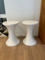 Zwei weisse Design‑Hocker – guter Zustand