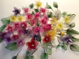 Zauberhafte Blüten und Blätter aus Nylonmaterial. Handmade.