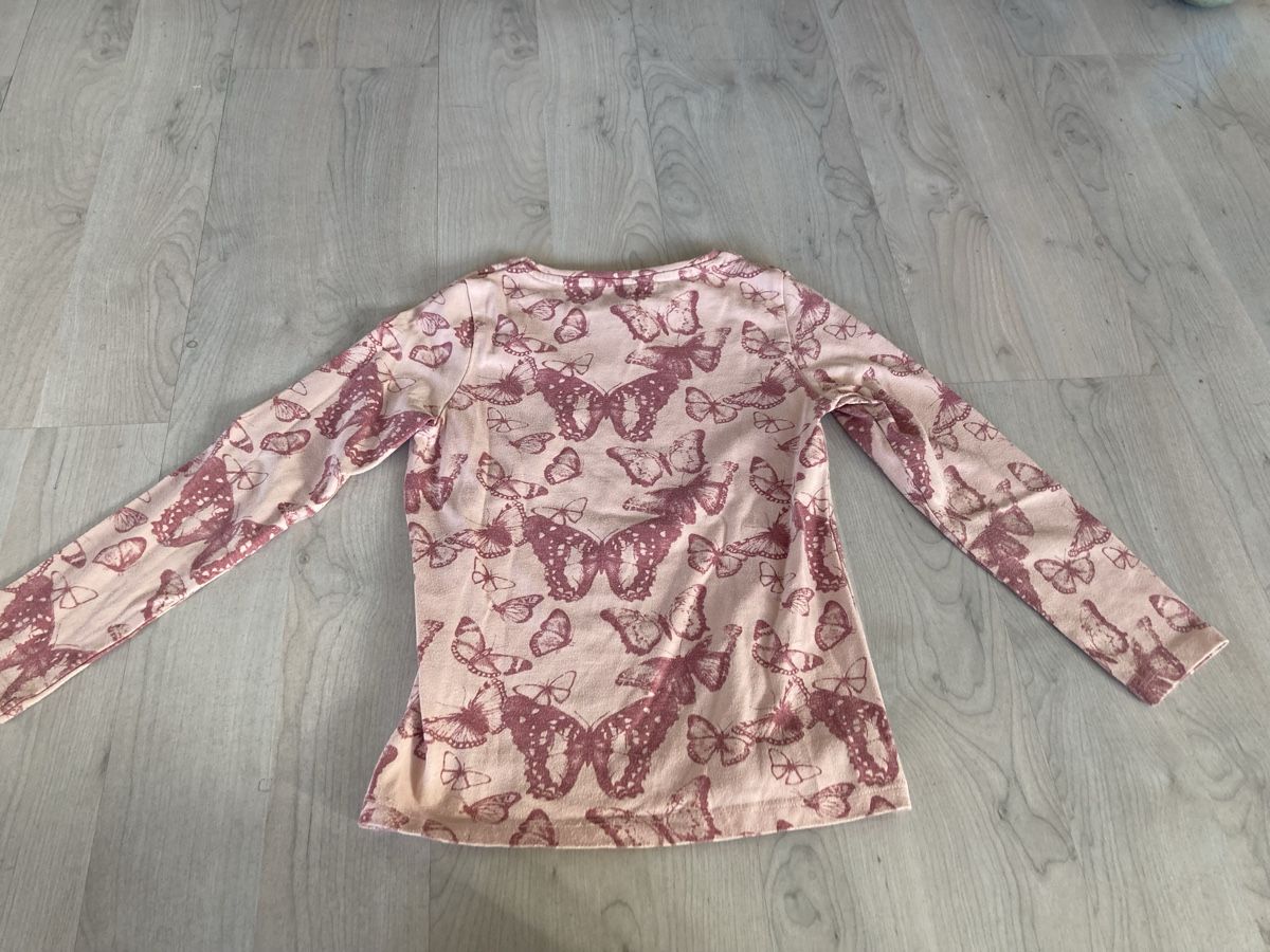 Blusen, T-Shirts & Tops: Langarm T-shirt Schmetterling 128 – Gebraucht aus Amden von Karplusan 2