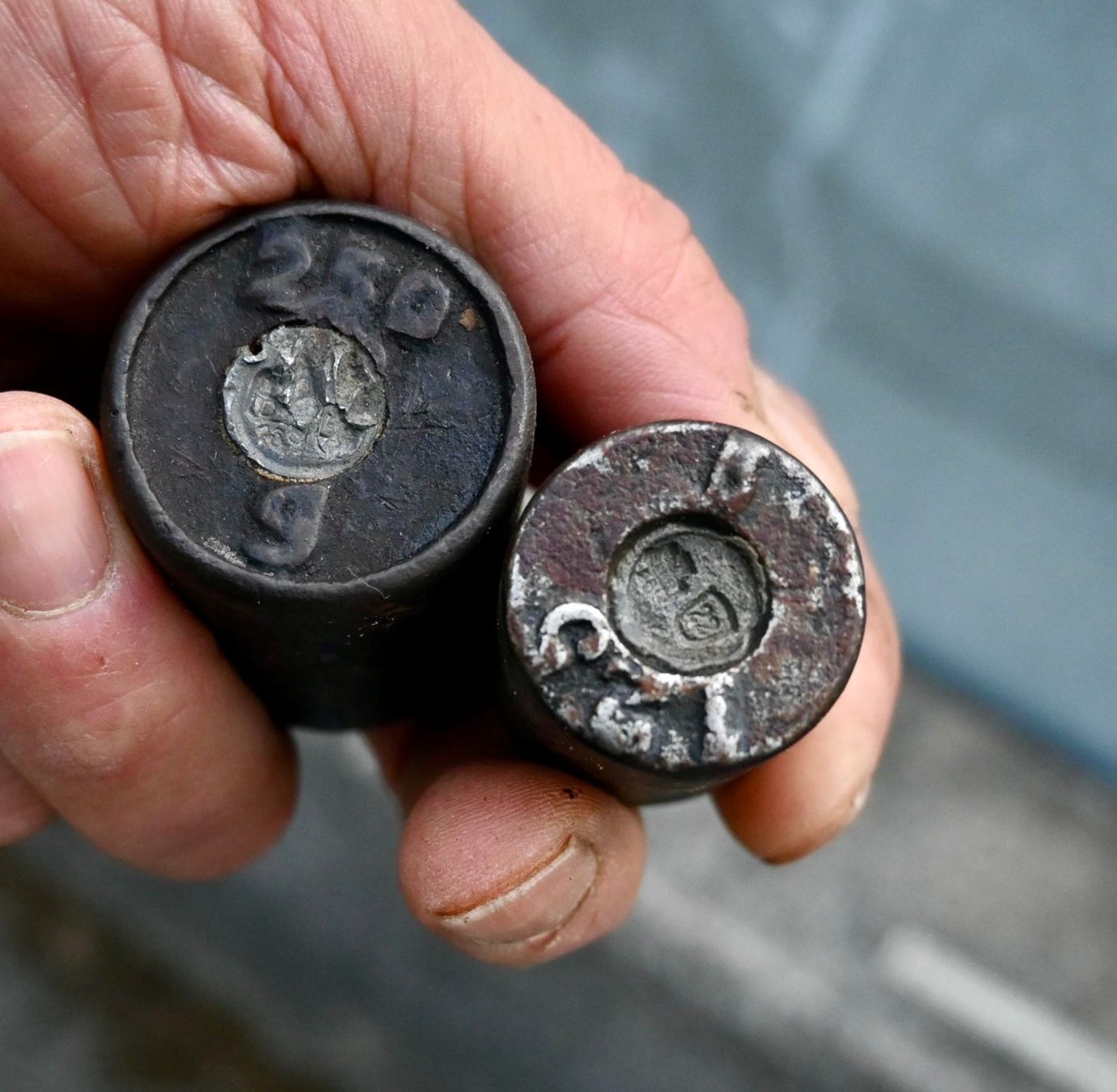 Bilance e pesi: 2 ANTIKE Gewichte 250 & 125 Gramm gemarkt 1 – Usato da Pfaffhausen venduto da mono_rec 4