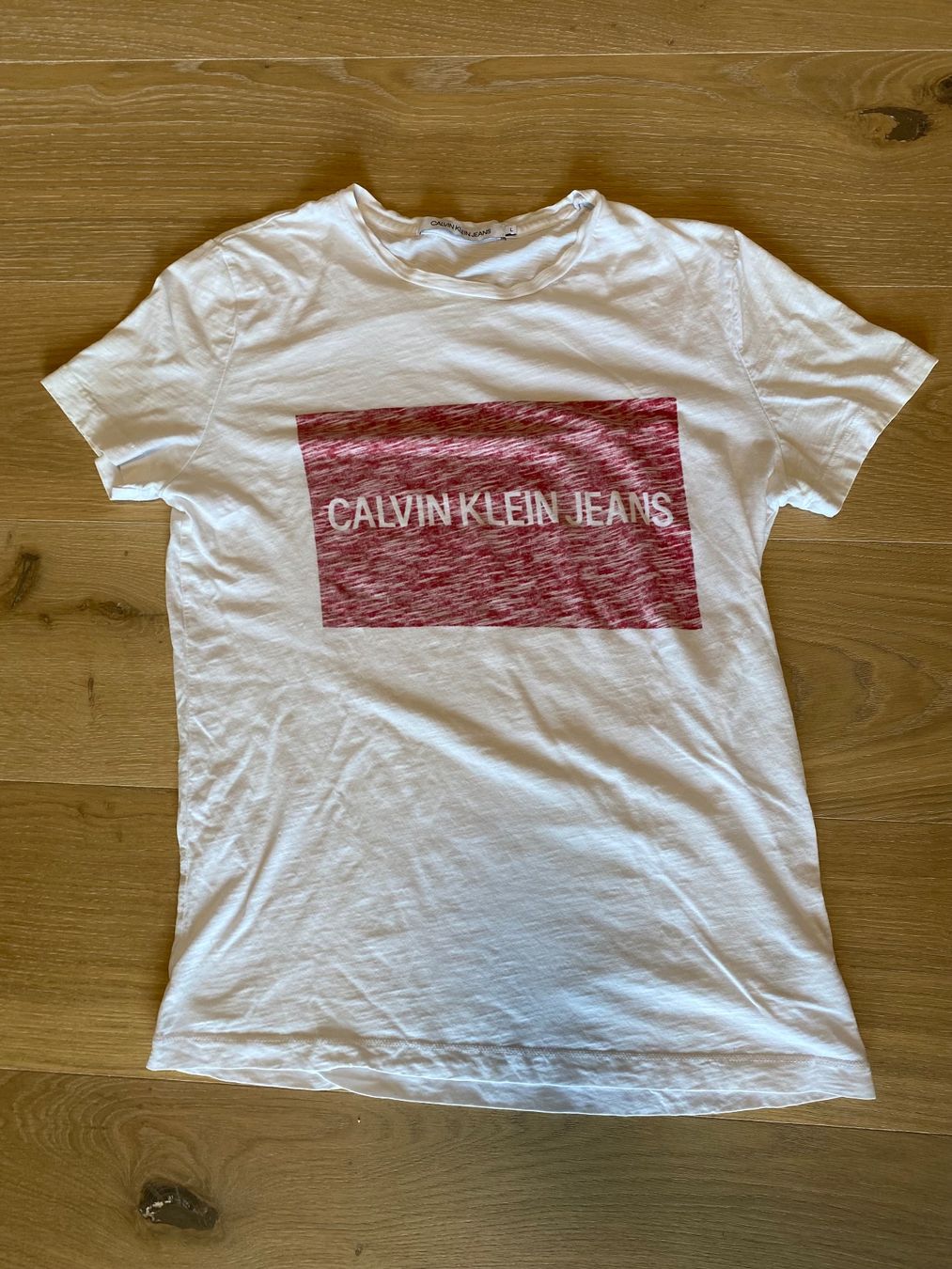 Calvin Klein T-shirt: Calvin Klein T-shirt – Usato da Uerikon venduto da Petersli