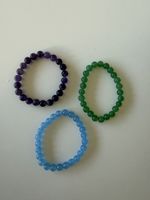 Drei Armbänder mit Edelsteinperlen in blau grün violett