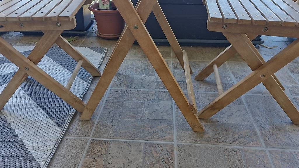 Set de table et chaises: Gartentisch mit 2 Klappstühlen  – D'occasion à Kaltbrunn par akkeber007 2