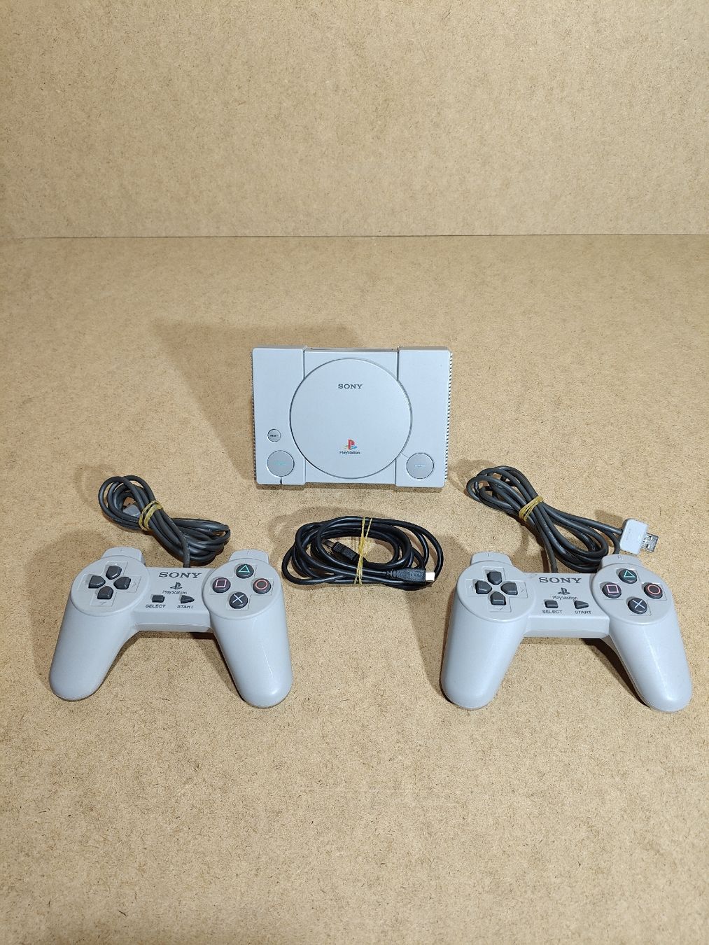 Sony Console: PlayStation classic mini Konsole mit 2 Controllern & Kabel – Usato da Luzern venduto da MWi_9xw5 1