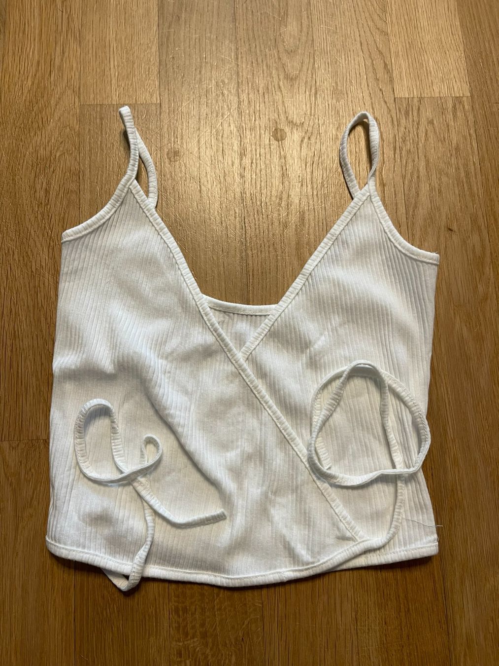 Top: Weisses Wickel Crop Top mit Bänder, Grösse S – Usato da Rheineck venduto da FGeissler 2