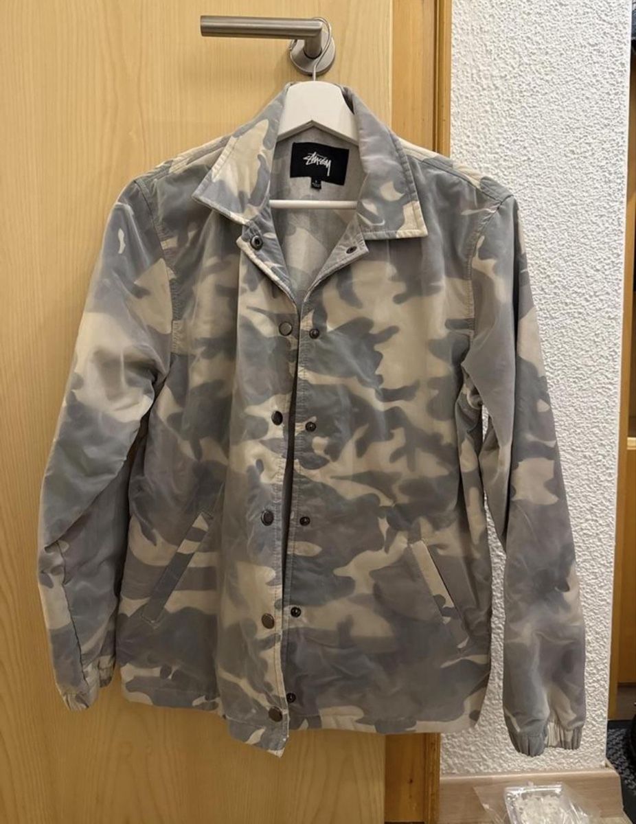 Stüssy Vestes: Stussy Jacke weiss grauem Tarnmuster  – D'occasion à Triesenberg par elfchen96