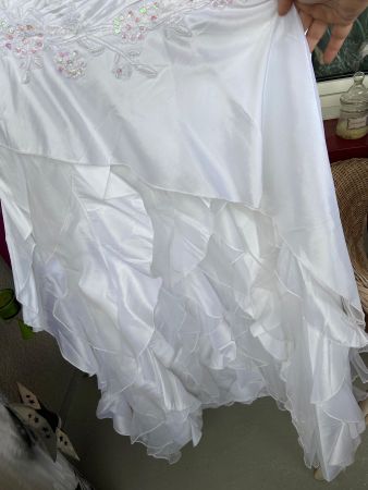 Neues Brautkleid Stickerei ungetragen schneeweiss 44
