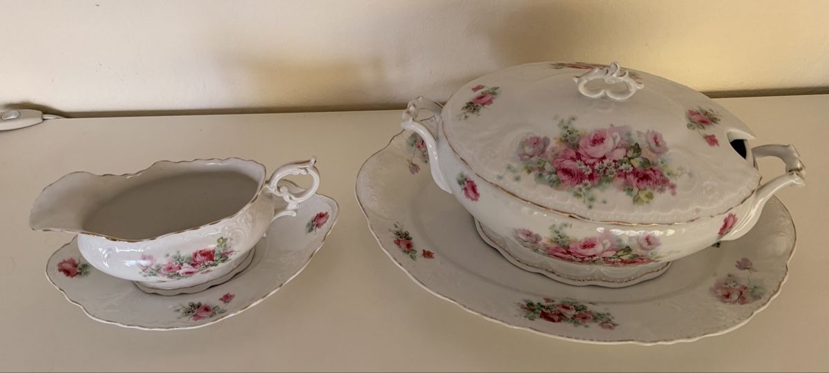 Services de table: Suppenterrine und Saucier mit Untersetzer Rosenmuster – D'occasion à Richterswil par giacometti222 1