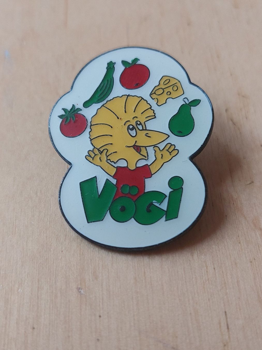Placchette & Badge: 8 VÖGI - PIN – Usato da Gipf - Oberfrick venduto da Esnoopy 1