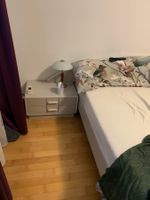 Doppelbett  ohne Lattenrost und Matratze und 2 Nachtische
