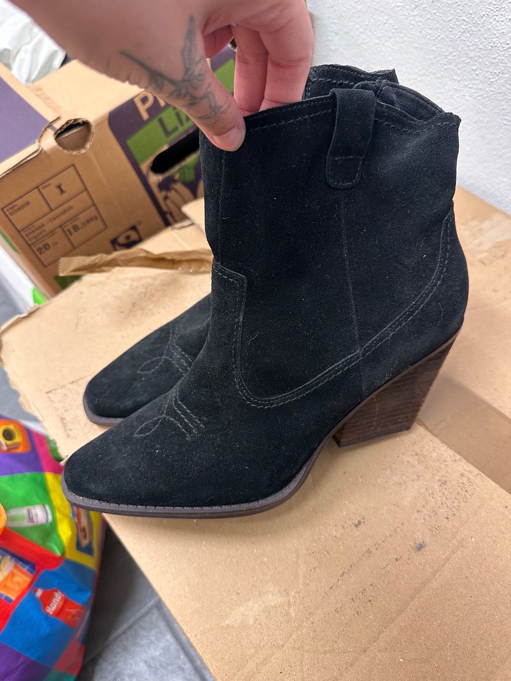 Scarpe da donna: Schwarze Stiefel mit Absatz – Usato da Zürich venduto da Naohmyxraphaela