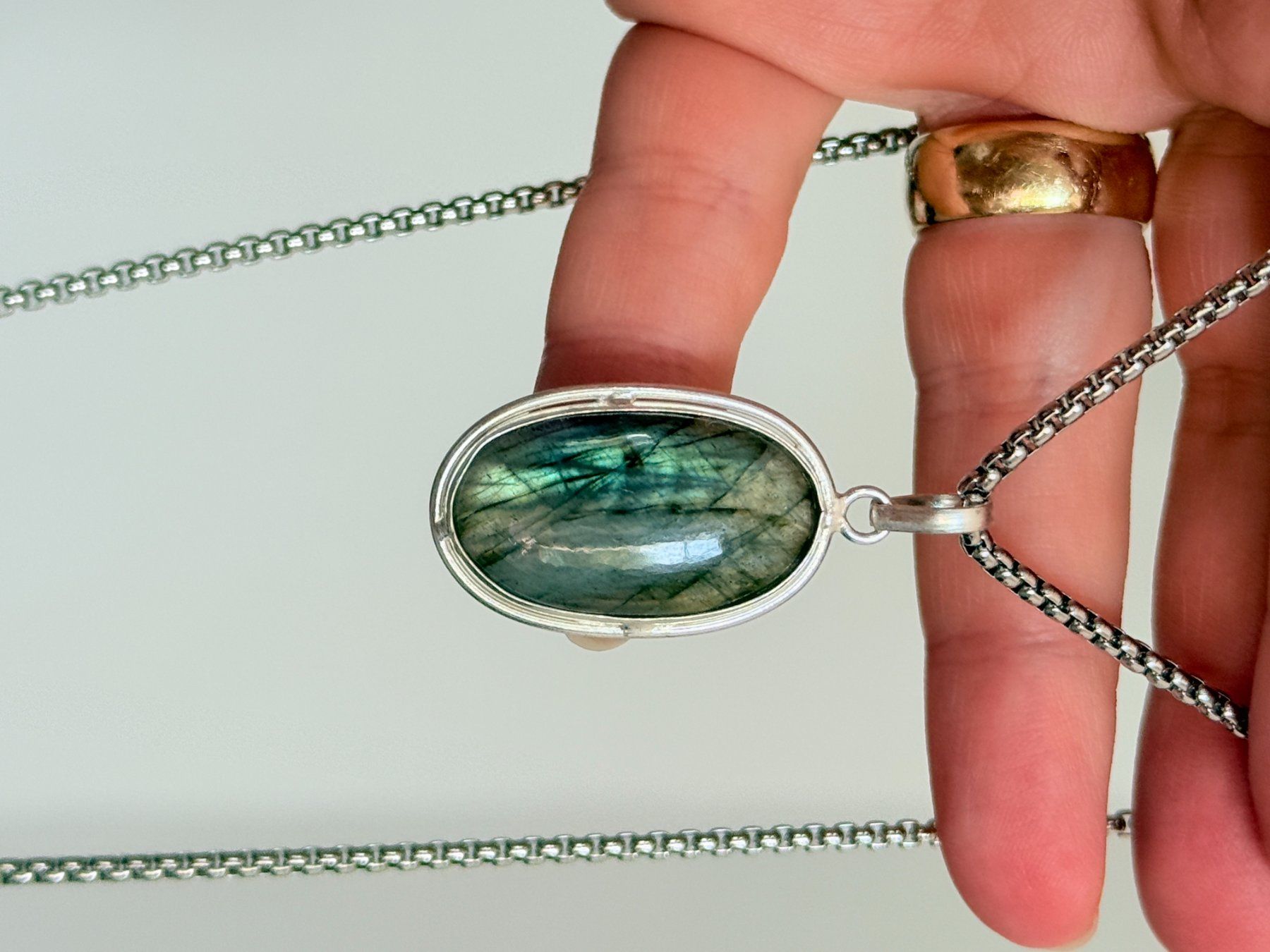 Ketten: Fashionable labradorite necklace – Neu und originalverpackt aus Genève von AGBERG 2