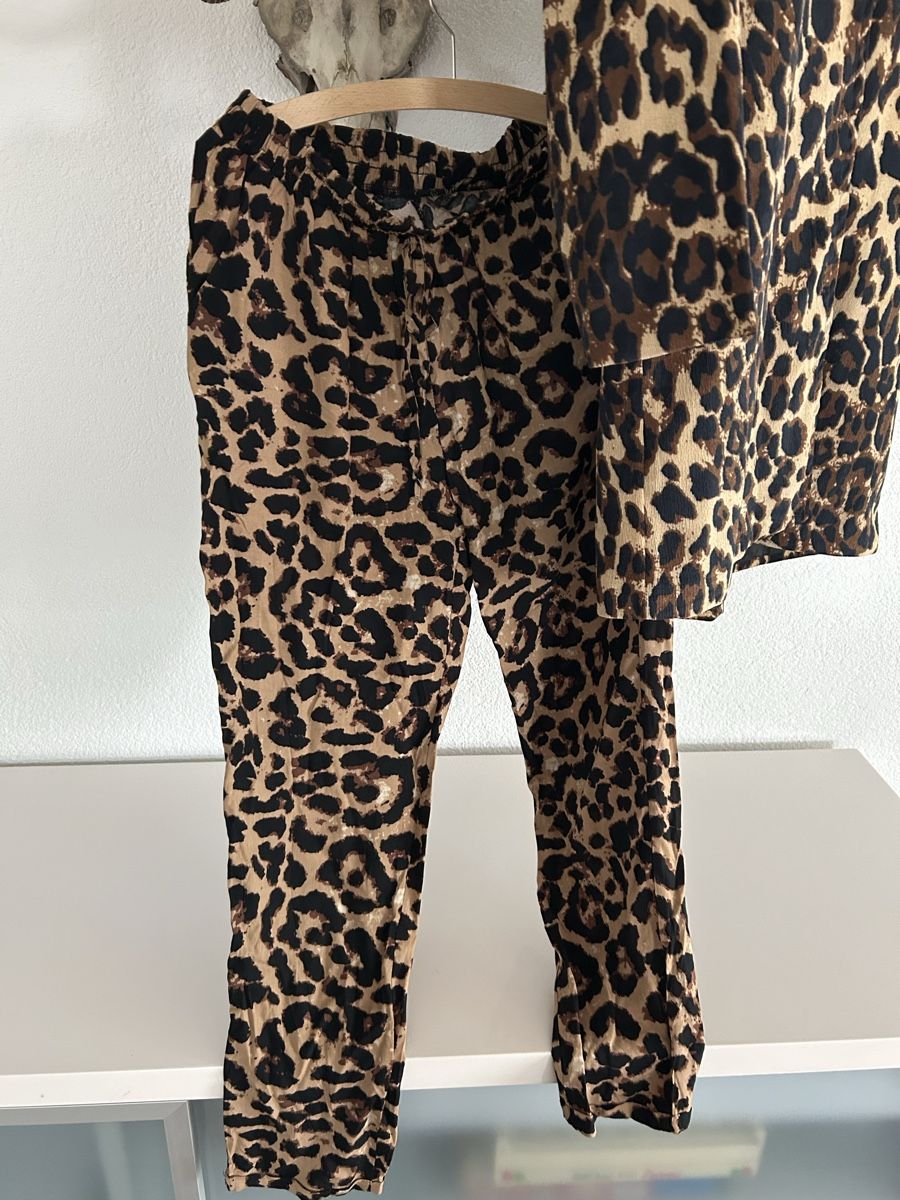 Lotti di vestiti: Leo Leoparden Muster Hose und Jacke M – Usato da St. Gallen venduto da jojan 1