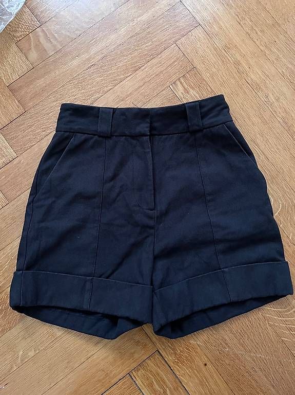 Pantaloni: Short noir, taille 8 – Usato da Lausanne venduto da sugarplumfairy