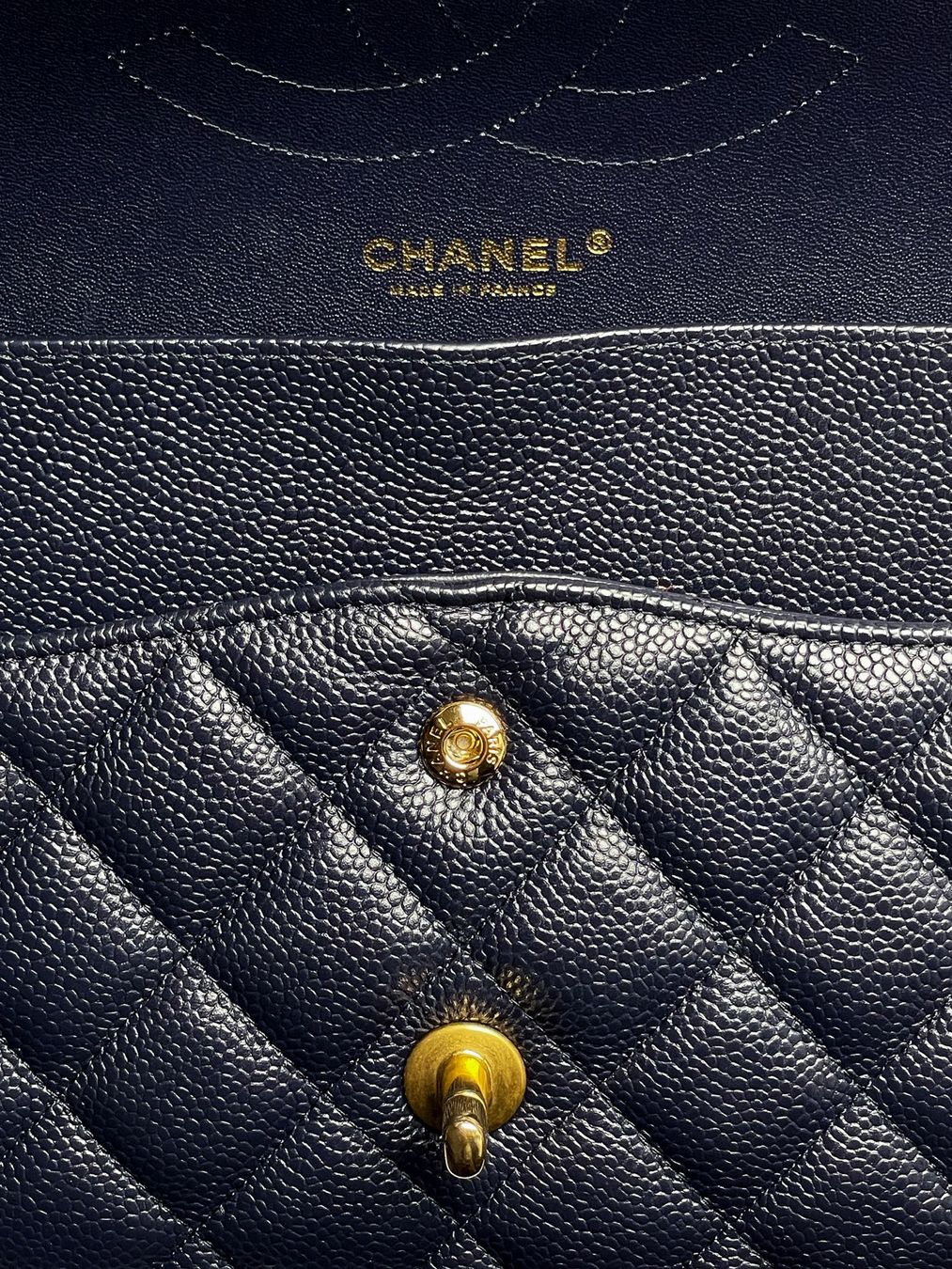 Chanel Taschen für Damen: CHANEL Navy Blue Quilted Caviar Medium Classic Double Flap – Gebraucht aus Basel von cocochanel67 8