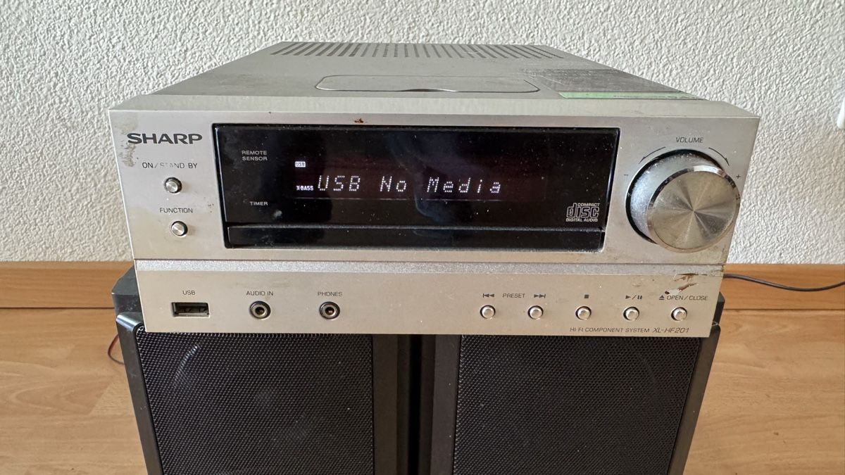 Sharp Lettore multimediale & Streamer: Sharp Hi-Fi Component System XL-HF201 mit iPod-Dock, CH-Vers – Usato da Fällanden venduto da Limousinenswiss 1