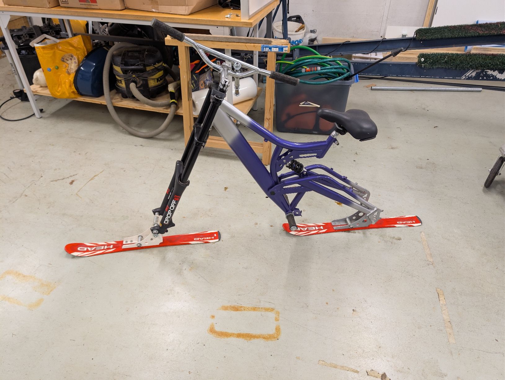 Slitta: Skibike Fully Eigenbau mit Head Ski – Difettoso da Brunnen venduto da Tribolonotus 3