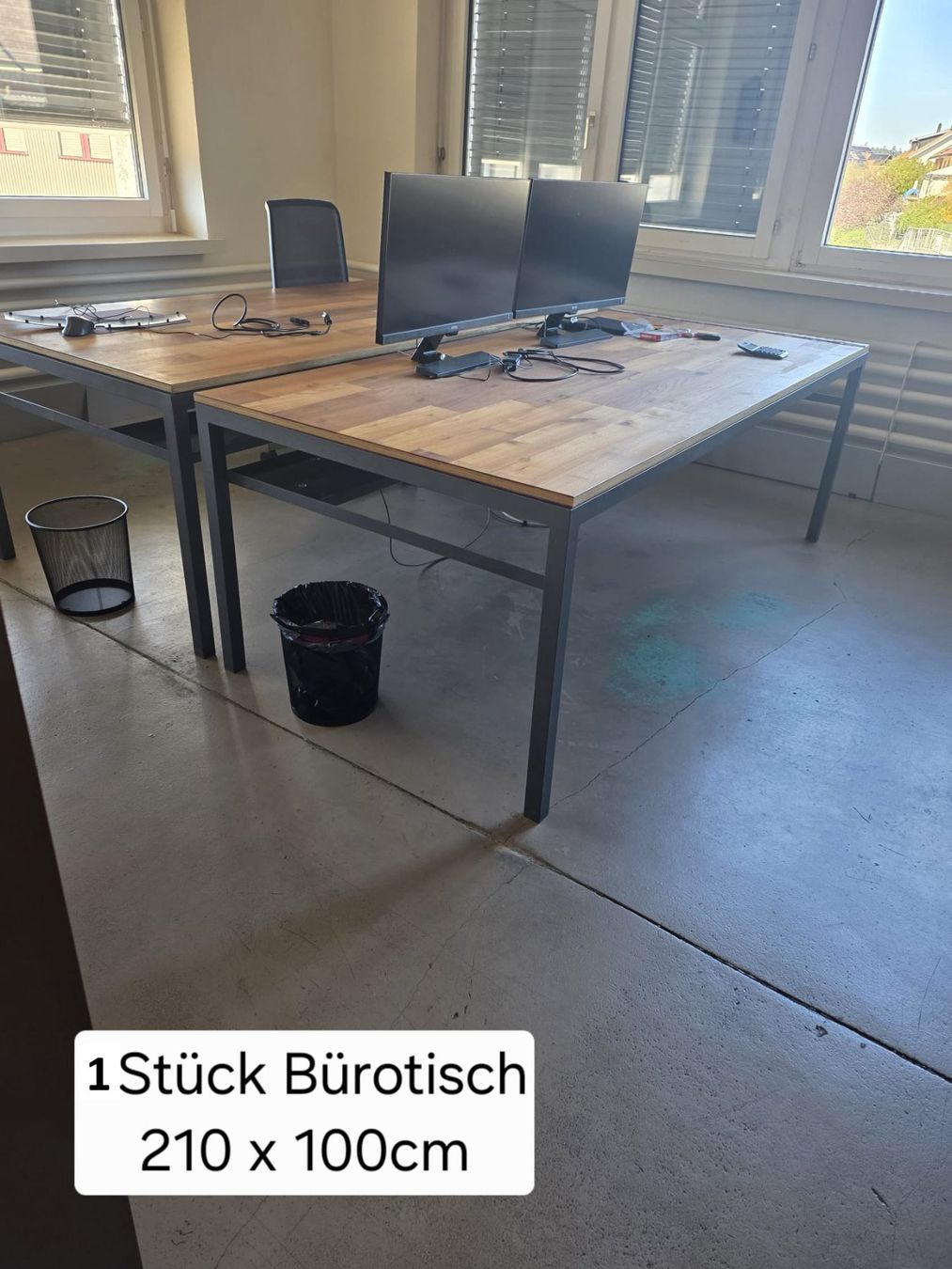 Bureaux: Bürotisch massiv mit Kabelkanal – D'occasion à Dübendorf par minawa7