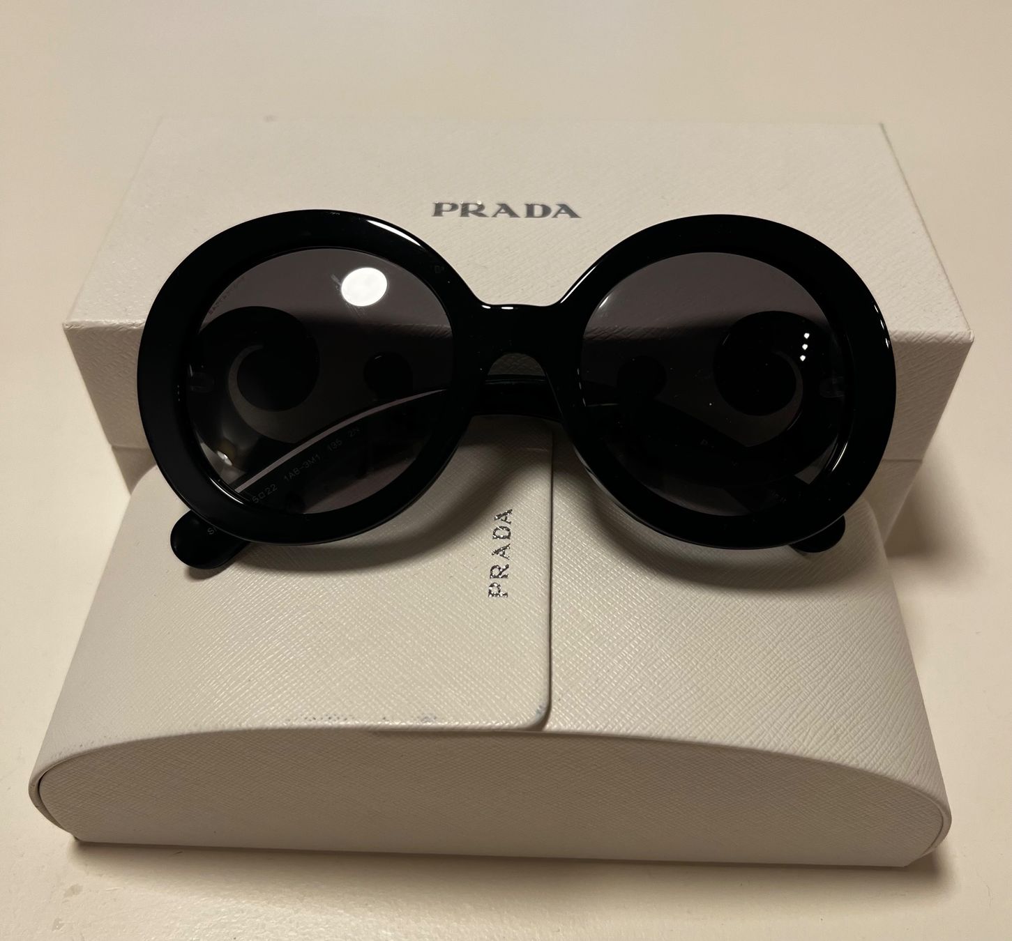 Prada Occhiali & Lenti: Prada Sonnenbrille schwarz rund – Nuovo (secondo la descrizione) da Bazenheid venduto da ta.do 1