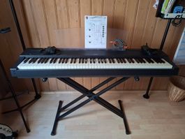 E-Piano Yamaha P70 (Echte Klaviertasten) mit Ständer