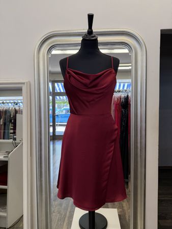 Elegantes Burgunder Satin Minikleid Größe 32