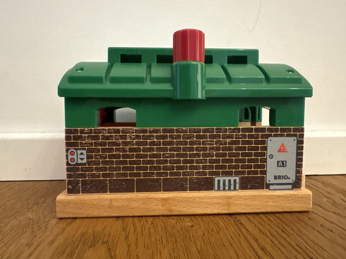 Brio Giocattoli: BRIO Holzzug Garage mit funktionierendem Tor – Usato da Hüntwangen venduto da Weiach8187 3