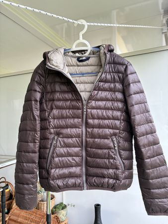 Braune Daunenjacke mit Kapuze,  Grösse. M – Super Zustand.