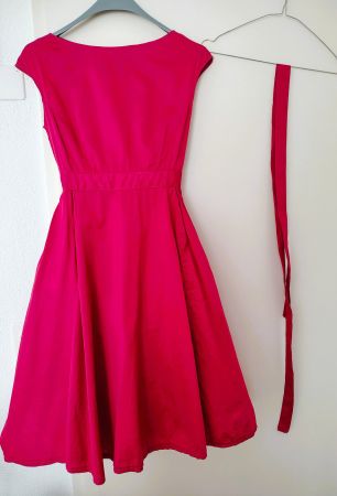 Himbeerrotes Baumwollkleid mit Bindegürtel