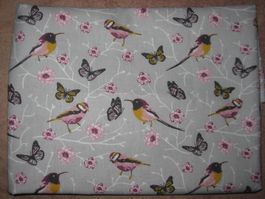 Baumwollstoff grau mit Blüten und Vögeli Reststück!