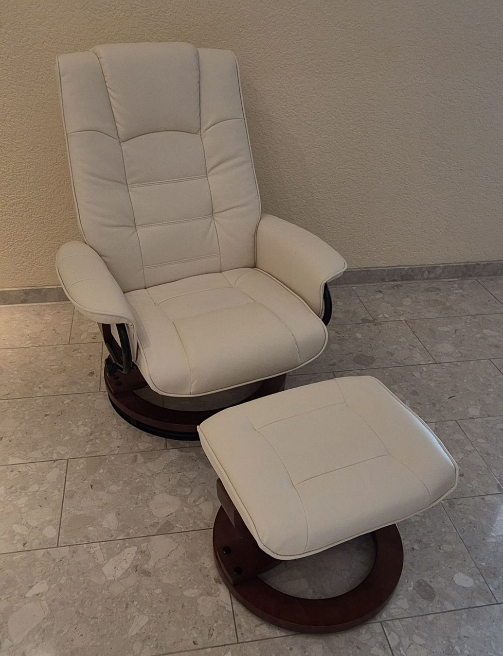 Poltrone: Kunstleder-Sessel mit Hocker - neuwertig – Nuovo (secondo la descrizione) da Mühledorf SO venduto da step04