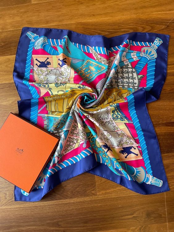 Foulard HERMÈS En Soie 90x90 Cm - Motif Tout En Quilt, Bleus Et Verts, Vintage