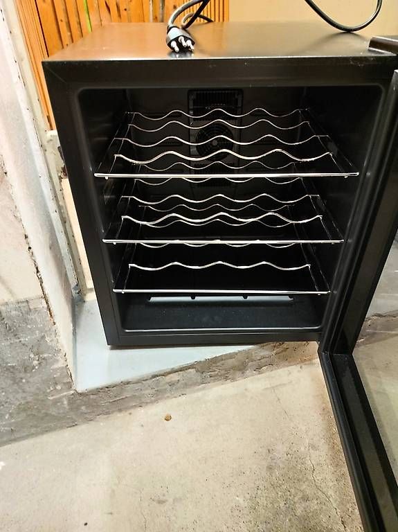 Frigoriferi: Frigo pour vins – Usato da Fribourg venduto da afr_rw7h 2