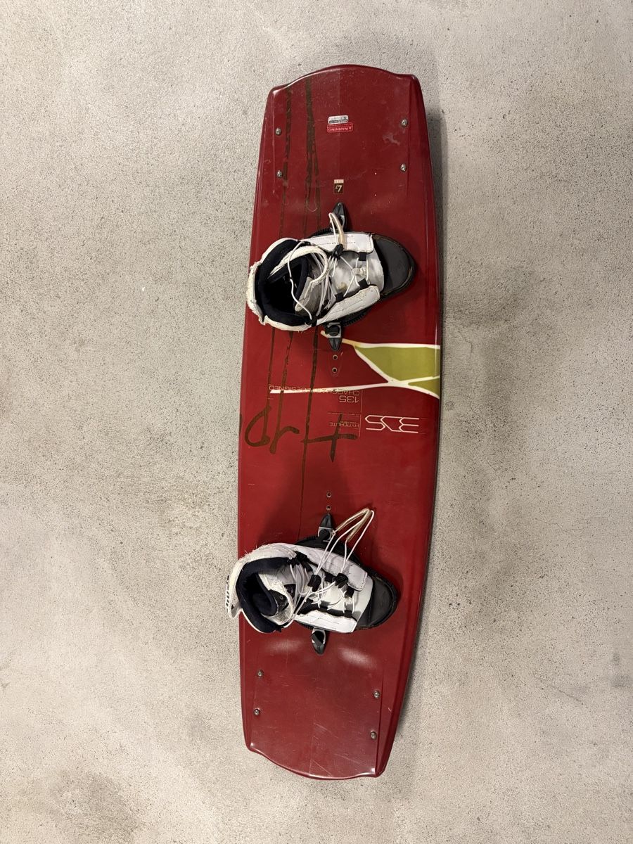 Tavole da surf e di nuoto: Wakeboard Hyperlite 135cm mit Bindung gebrauchter Zustand – Usato da Wilen b. Wollerau venduto da mxcruiser 2