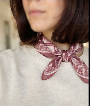 Foulard  carré Soie  motif floral vieux rose 