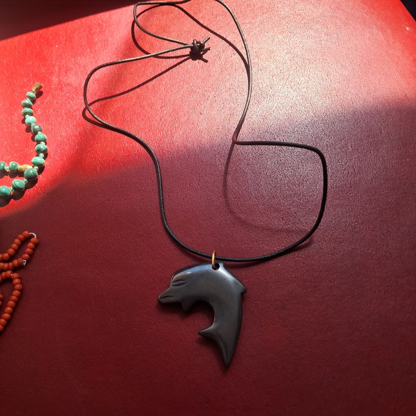 Pendentifs: Kette mit Delfin Anhänger dunkel grau  – D'occasion à Dietikon par una_y6wy