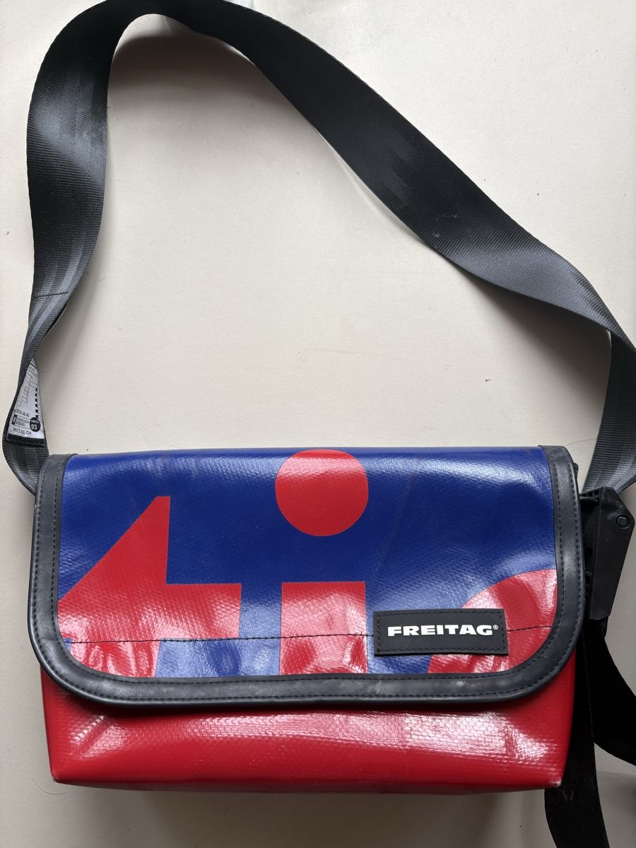 Freitag Taschen: Freitag Umhängetasche blau/rot  – Neu (gemäss Beschreibung) aus Biel/Bienne von marieejohannaa