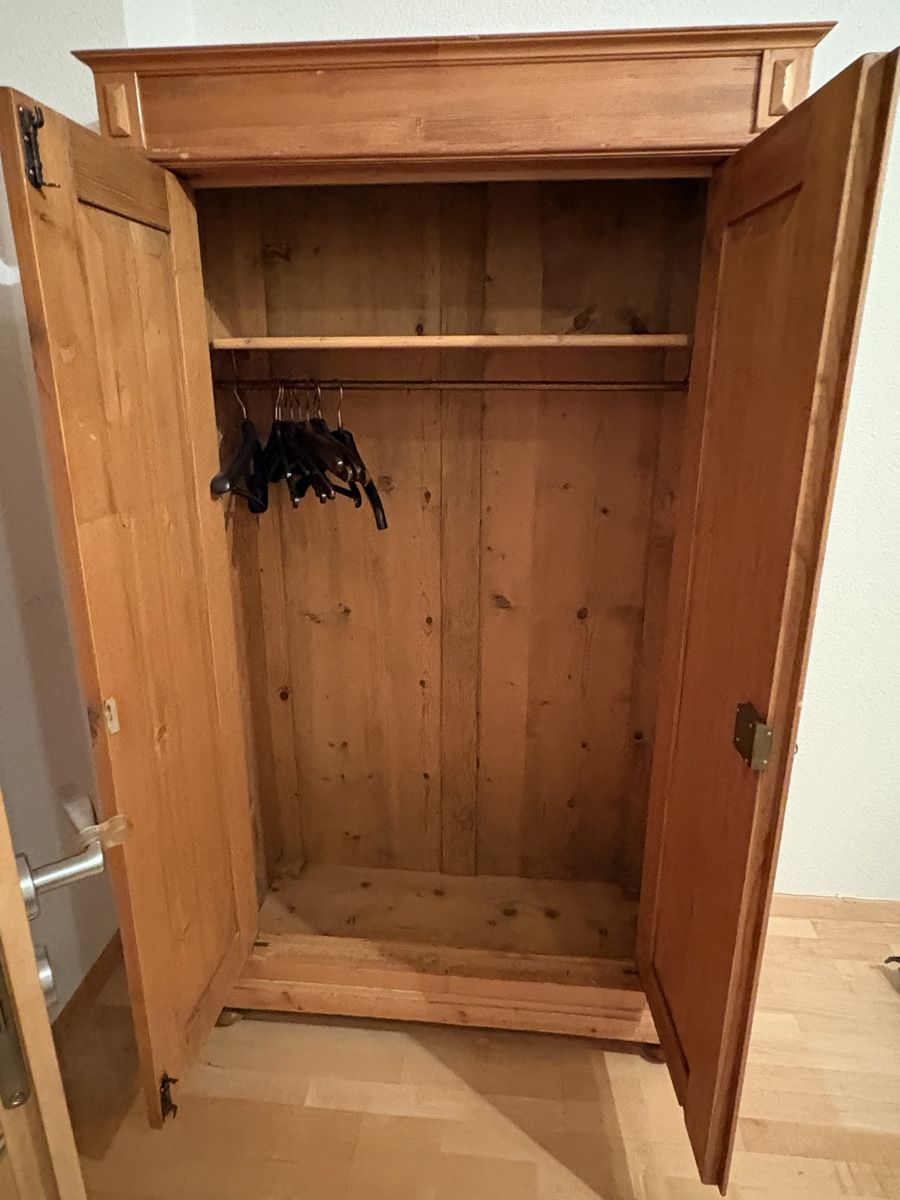 Armadi: Kleiderschrank aus Holz – Usato da Dietikon venduto da YviG 2