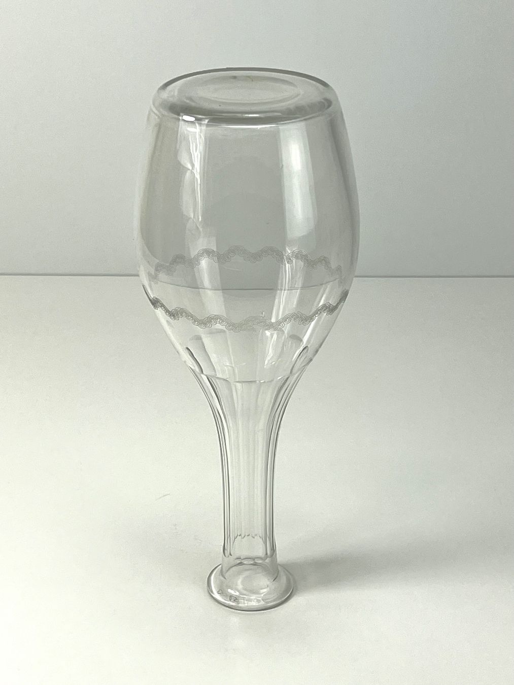 Caraffe: Glas Karaffe mit einem spitzen Stopfen ca 37 cm Höhe – Usato da Zürich venduto da Arche_Brockenhaus 1