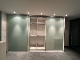 Moderne Design Schiebetürschrank in Weiß zu verkaufen