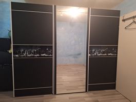 Grosser Kleiderschrank mit Spiegel & Skyline-Motiv