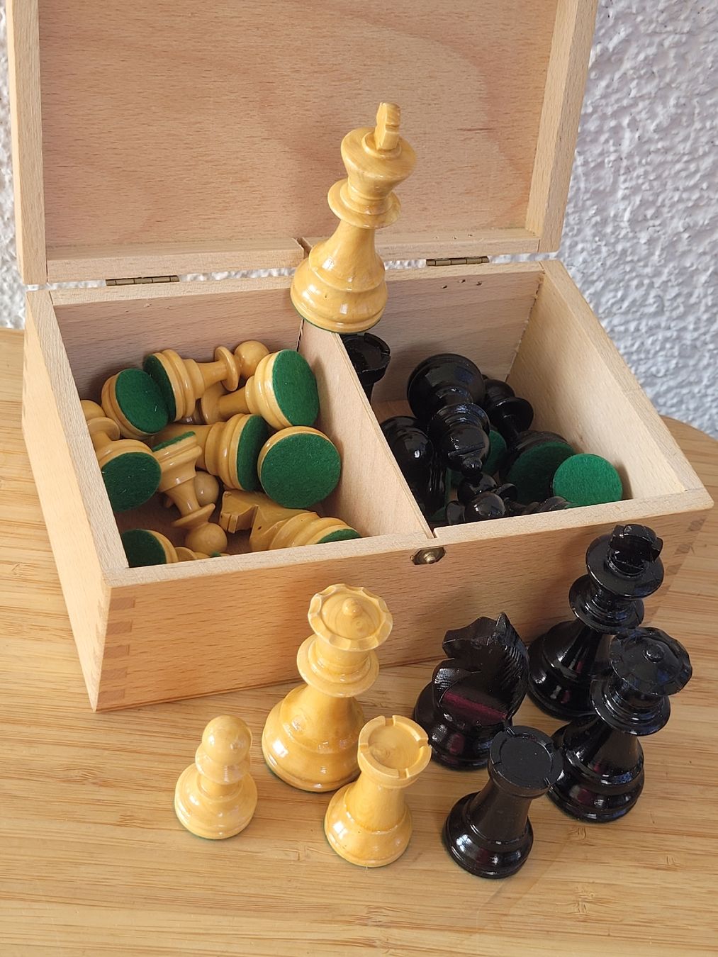 Giochi: Wunderschöne Vintage Schachfiguren Holz mit Samtbödeli – Usato da Buttikon SZ venduto da Renco 1
